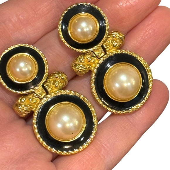 Vintage Richelieu faix pearl dangle black enamel textured gold finish earrings - Picture 5 of 6
